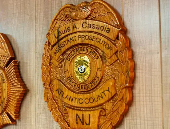 Placa de madera en honor a Luis A. Casadia como Fiscal Adjunto del Atlántico Condado, Nueva Jersey, con fechas de diciembre de 2019 a diciembre de 2023.