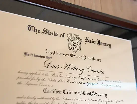 Un certificado enmarcado de la Corte Suprema de Nueva Jersey reconociendo a Louis Anthony Casadia como abogado litigante penal certificado.